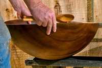 Bol de service en bois naturel artisanal, conçu pour des repas quotidiens élégants et pratiques