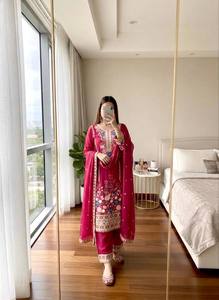 Ensemble 3 pièces traditionnel en soie et mousseline épaisse pour femme, brodé, comprenant un haut, un pantalon palazzo et une dupatta, entièrement cousu, idéal pour les occasions festives - Product Image 4