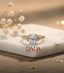Bague de fiançailles élégante ovale en diamant de laboratoire, bague à trois pierres, bijoux de mariage pour femme, diamant ovale contemporain de laboratoire - Product Image 1