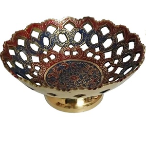 Frutero de metal pintado a mano, estilo lujoso, latón, diseño elegante, forma personalizada, para servir ensaladas o frutas. - Product Image 1