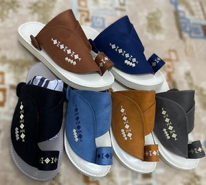 Elegantes Pantuflas de Cuero Sintético para Hombre, Cómodas Sandalias Estilo Chappal Saudí con Suela Suave de PU Antideslizante, para Uso Casual 2026 - Product Image 1