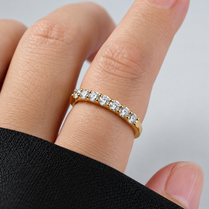 Bague en or jaune 14 carats pour femme avec pierres rondes taille brillant, style classique - Product Image 4