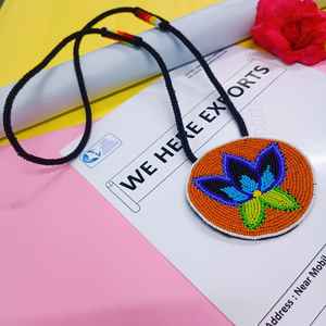 Collar con colgante floral hecho a mano con cuentas de colores naranja, azul, morado, verde, amarillo y blanco y cordón largo - Product Image 2