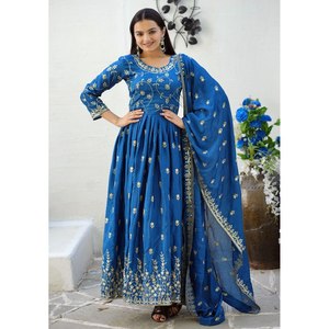 Robe en chinon brodée de fleurs avec des détails en sequins, magnifique pour les occasions de fête - Product Image 4