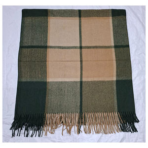 Manta de invierno con diseño a cuadros color oliva, con material acogedor para máxima calidez y un sueño confortable - Product Image 2