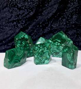 Offre Spéciale : Malachite Naturelle Polie à la Main, Forme Libre, Idéale pour la Décoration Intérieure, le Bureau et les Présentoirs de Cristaux – Disponible à la Vente - Product Image 3