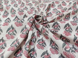 Tissu en coton léger imprimé à la main blanc, motif floral rose Buta Jaipur Sanganeri, pour vêtements de filles et garçons, vente en gros - Product Image 1