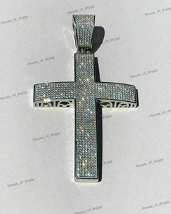 Grand pendentif en forme de croix en argent 925 entièrement serti de diamants en moissanite, design unique à coupe latérale, pendentif élégant de style hip-hop - Product Image 3