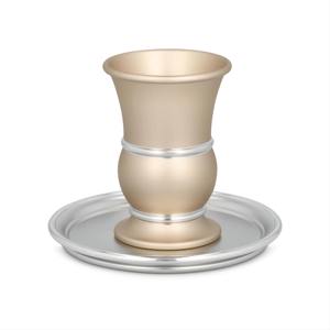 Copa de Kiddush de Aluminio Dorado de Alta Calidad con Plato, Copa de Vino Ecológica, Empaque Personalizado, Set de Regalo Premium para Bodas - Product Image 1