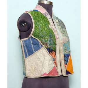 Veste-gilet Kantha artisanale tendance au style moderne, unique et réversible, avec col en V, de la boutique. - Product Image 4