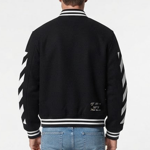 Veste universitaire noire pour homme sur mesure, de haute qualité et très demandée, avec broderie blanche et manches rayées, style preppy, pour l'automne - Product Image 2