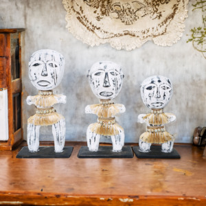 Ensemble de figurines tribales géométriques abstraites en bois sculpté à la main avec perles en fibre de raphia |   Ensemble 3 pièces moderne du milieu du siècle, blanc cassé vieilli - Product Image 5