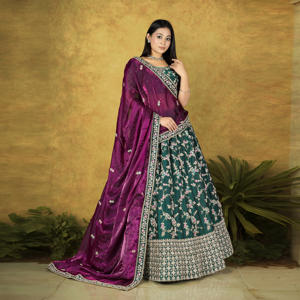 Lehenga Choli Fendy Net con bordado de hilo y zari, lehenga acampanada con ribete elaborado y dupatta a juego. - Product Image 4