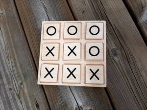 Jeu de société décoratif en bois fait main Tic Tac Toe avec pièces métalliques - Product Image 6