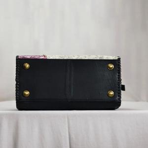 Bolsa de Viaje de Cuero Vacuno de Lujo con Panel Floral en Relieve Rosa, Cierre de Cremallera, Asa Superior, Uso en Viajes, Duradera - Product Image 5