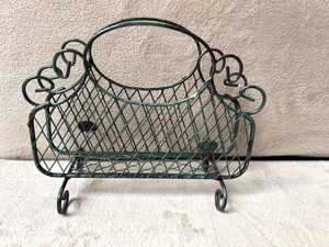 Porta Servilletas de Alambre Vintage – Cesta Ornamental con Patrón de Filigrana y Pátina Verde - Product Image 5