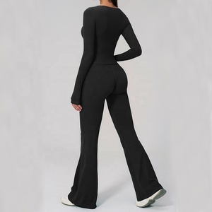 Ensemble 2 pièces de sport pour femme avec logo personnalisé : Legging taille mi-haute et débardeur sans manches – Tenue de sport respirante et écologique - Product Image 2