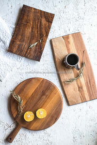 Planche à découper artisanale en bois massif, écorce et grain de bois, écologique, compatible lave-vaisselle, best-seller indien de Craftsy Home - Product Image 3