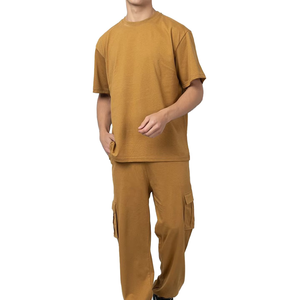 Camiseta de Manga Corta con Cuello Redondo y Color Mostaza para Hombre, con Pantalones Cargo a Juego, Corte Holgado, Transpirable, Conjunto Deportivo Informal - Product Image 1