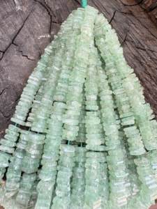 Cuentas cuadradas de fresa verde, espaciadores lisos naturales (5-6mm) - Product Image 2