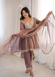 Magnifique ensemble salwar en tissu de soie tendance avec dupatta fantaisie et broderies, collection de vêtements ethniques pour fêtes. - Product Image 5