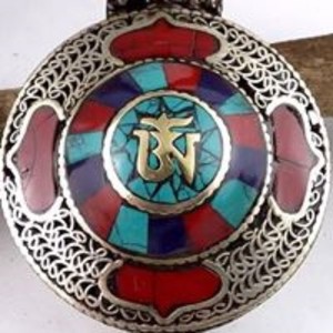 จี้ห้อยคอโลหะผสมชุบเงินสีขาวประดับปะการังแบบทิเบต - Product Image 1