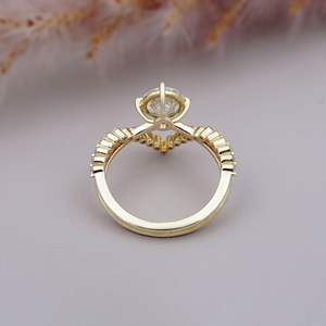 แหวนเพชรทรงกลม 1.00 กะรัต ดีไซน์หรูหรา ตัวเรือนทองคำ ประดับเพชรทรง V แบบฝังเรียงเป็นแถว แหวนหมั้นสไตล์โมเดิร์น สำหรับเธอ - Product Image 4