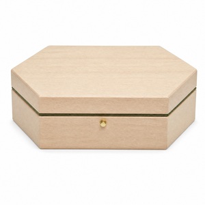 Boîte à montres hexagonale en bois de hêtre à 3 emplacements avec doublure en daim et coussinets amovibles – Organisateur cadeau - Product Image 1