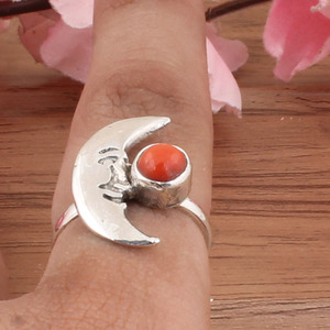 Bague en argent sterling 925 sculptée à la main avec visage de lune en corail rouge naturel, bijou vintage céleste pour mariage, unique, motif Homme dans la Lune - Product Image 5