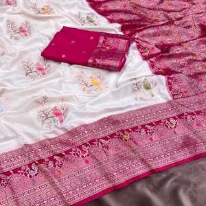 VASTRA COTTAGE Elegante Saree de Georgette de Nailon y Viscosa con Tejido Jacquard Zari Dorado, Pallu Rico y Blusa de Contraste con Borlas - Product Image 2