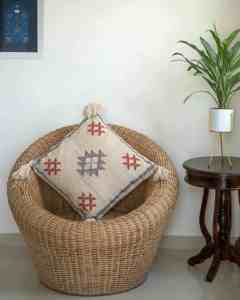 Housse de coussin bohème de luxe avec broderie artisanale élégante beige et rouge et bleue 18x18 - Product Image 6
