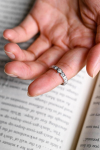 Anillo de Eternidad de Oro Blanco con Corazón y Diamante Cultivado en Laboratorio con Corte Esmeralda - Product Image 4