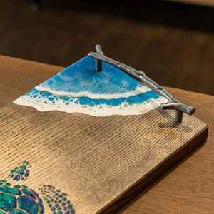 Bandeja de Servir Personalizada de Madera y Resina Epoxi, Bandeja para Queso de Resina Epoxi, Regalo de Boda Personalizado, Regalos Hechos a Mano, Regalo de Inauguración de Casa - Product Image 3