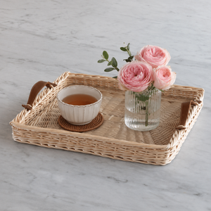 Plateau rectangulaire en rotin de luxe, fait main, avec poignées en cuir tressé, pour le petit-déjeuner, le café, le service et le rangement. - Product Image 1
