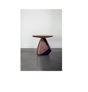 Table d'appoint en bois d'inspiration luxueuse, ajoutant une touche sophistiquée aux intérieurs de maisons haut de gamme - Product Image 1