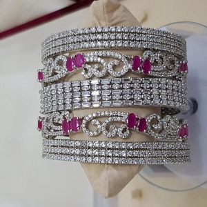 Ensemble de bracelets en velours ornés de pierres rouges et de cristaux pour femmes - Product Image 5