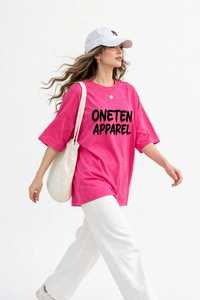 เสื้อยืดผู้หญิงสีชมพูสดใส แบรนด์ ONETEN APPAREL ทรงปกติ ผ้าเจอร์ซีย์ สำหรับฤดูร้อน แขนสั้น คอวี พิมพ์ลายตัวอักษร สไตล์ลำลอง - Product Image 2