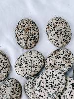 Vente en gros, Meilleures ventes : Pierre de paume ovale en cristal naturel Dalmatien, Pierre de guérison, Perle polie, Bijoux en Jaspe Dalmatien naturel