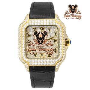 Reloj de Hombre con Caja Cuadrada y Detalles de Cristal, Esfera Dorada Decorativa y Correa Negra - Product Image 6