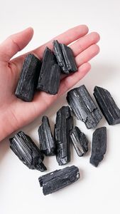 Pierres brutes brutes de cristal de guérison de tourmaline noire naturelle de meilleure qualité pour le nettoyage et la protection de l'énergie - Product Image 2