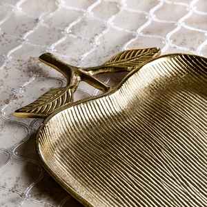 Magnifique plateau de service en métal doré en forme de pomme, avec surface linéaire texturée et pied élégant orné de détails de feuilles. - Product Image 5