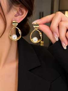 Boucles d'oreilles pendantes en forme de cercle irrégulier plaqué or avec perle pour femmes, bijoux élégants et tendance - Product Image 1