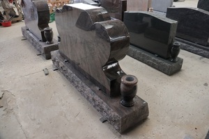 Stèles funéraires et <span class=keywords><strong>monuments</strong></span> commémoratifs en granit rouge Aurora de style américain, avec double cœur vertical - Product Image 3