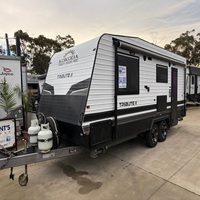 Caravane hybride étanche 4x4 légère en acier inoxydable moderne pour 4 personnes, confortable, avec panneaux solaires, tout-terrain