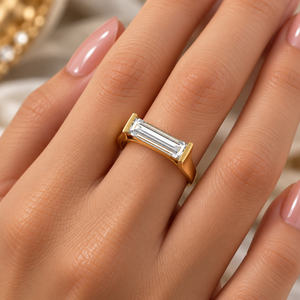 Anillo de compromiso minimalista East West Baguette Bar con diamante cultivado en laboratorio de oro amarillo de 14K, chapado en rodio, OEM personalizado - Product Image 5