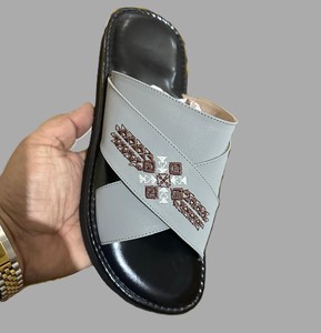 Chaussons en cuir synthétique de haute qualité, conçus avec une semelle souple antidérapante en PU, adaptés à la mode saoudienne 2026 - Product Image 6