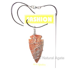 Collier en verre rouge à paillettes aléatoires, sculpté et gravé en forme de pointe de flèche |   Magasins Arrowhead |   Agate naturelle du Gujarat - Product Image 4