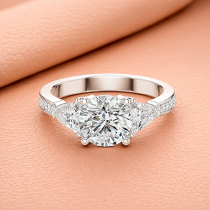 Bague de fiançailles en or blanc avec trois diamants de laboratoire taille Trillion, clarté VVS1-VVS2, certifiée IGI, bijoux de luxe pour mariée - Product Image 1