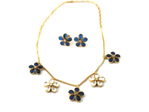 Conjunto de Joyería de Flores de Cuarzo Rosa - Collar y Aretes Hechos a Mano en Latón Chapado en Oro de 18k - Product Image 2
