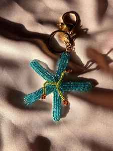 Breloque de sac en perles de verre, porte-clés insecte avec crochet en métal doré, pendentif clé à aile brodée, porte-clés papillon fait main en perles bleues - Product Image 3